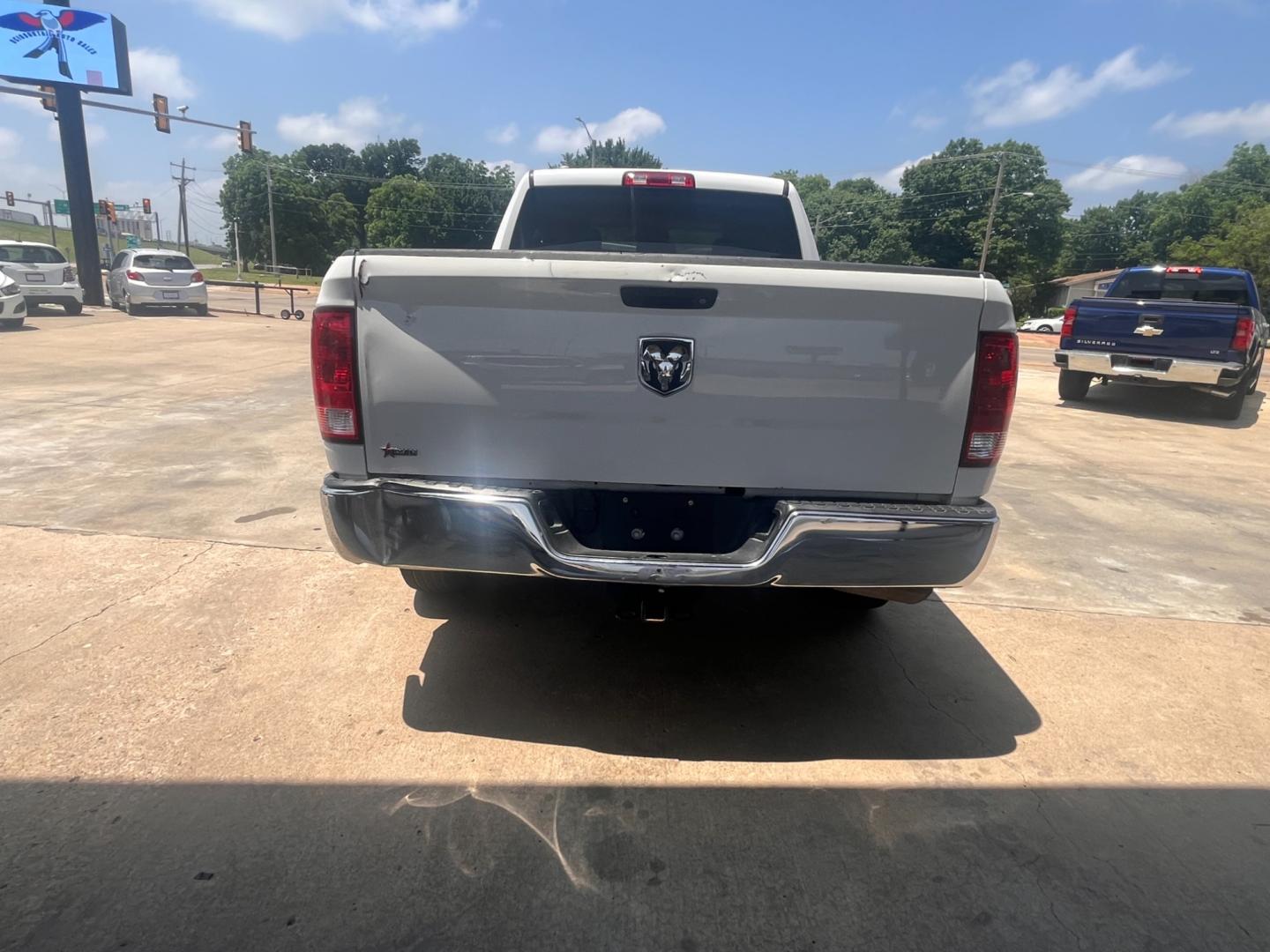 2018 WHITE RAM 1500 EXPRESS; TRADES Tradesman Quad Cab 2WD (1C6RR6FG9JS) with an 3.6L V6 DOHC 24V FFV engine, 8A transmission, located at 8101 E. Skelly Dr., Tulsa, OK, 74129, (918) 592-3593, 36.121891, -95.888802 - Photo#4